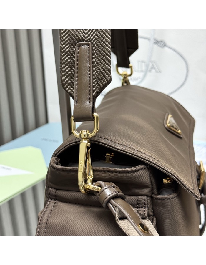 Borsa Prada Explore medium in Re-Nylon con pattina PRADA