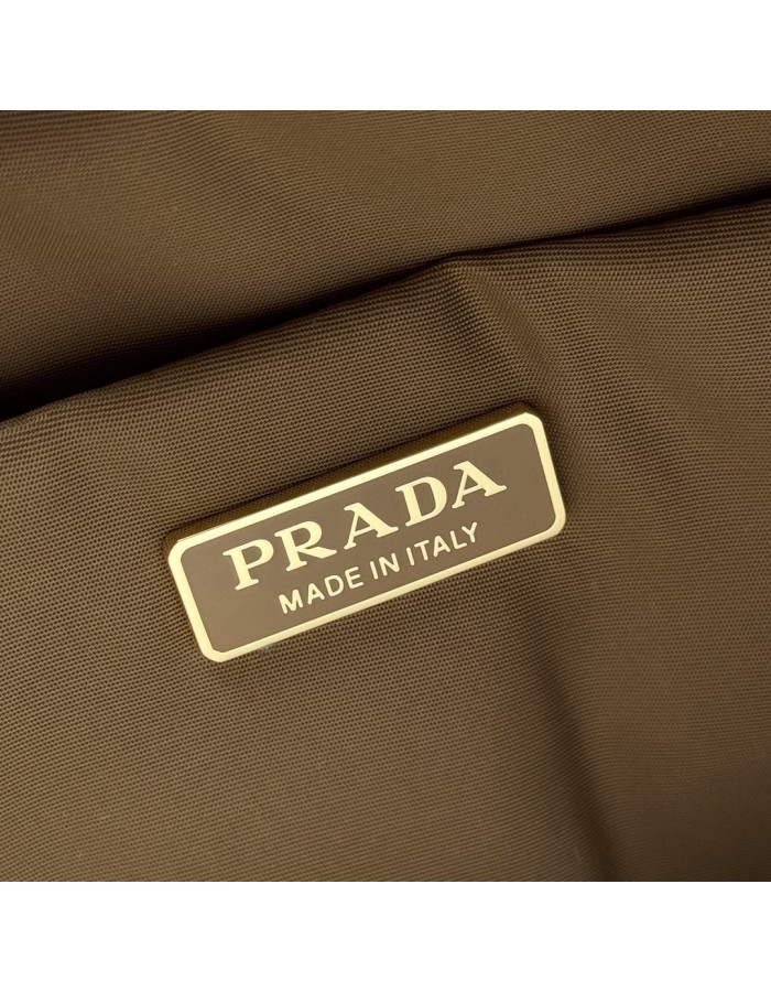 Borsa Prada Explore medium in Re-Nylon con pattina PRADA
