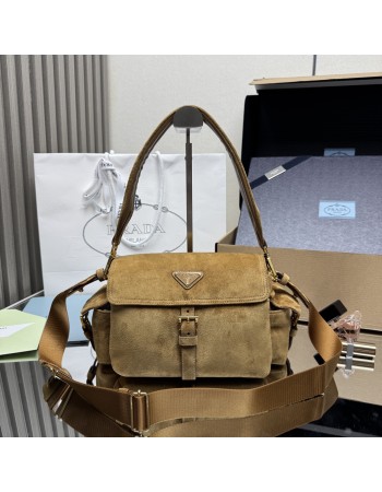 Borsa a spalla Prada Explore medium in pelle scamosciata PRADA