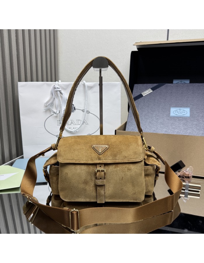 Borsa a spalla Prada Explore medium in pelle scamosciata PRADA