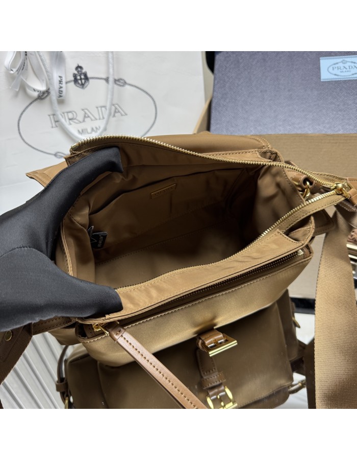 Borsa Prada Explore medium in Re-Nylon con pattina PRADA