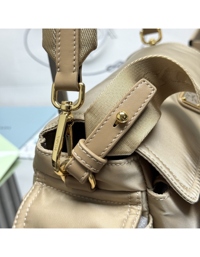 Borsa Prada Explore medium in Re-Nylon con pattina PRADA