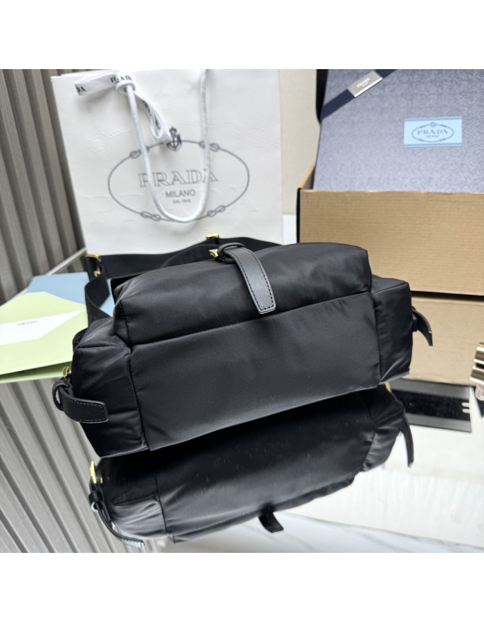 Borsa Prada Explore medium in Re-Nylon con pattina PRADA