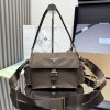 Borsa Prada Explore medium in Re-Nylon con pattina PRADA
