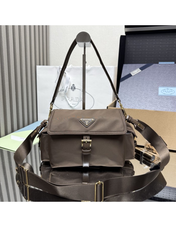 Borsa Prada Explore medium in Re-Nylon con pattina PRADA