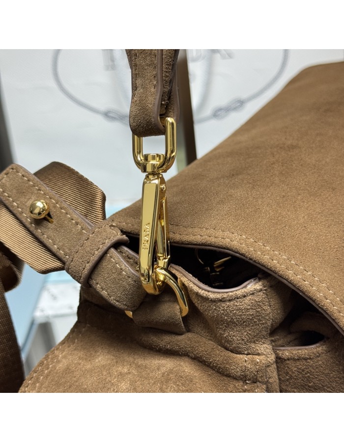 Borsa a spalla Prada Explore medium in pelle scamosciata PRADA