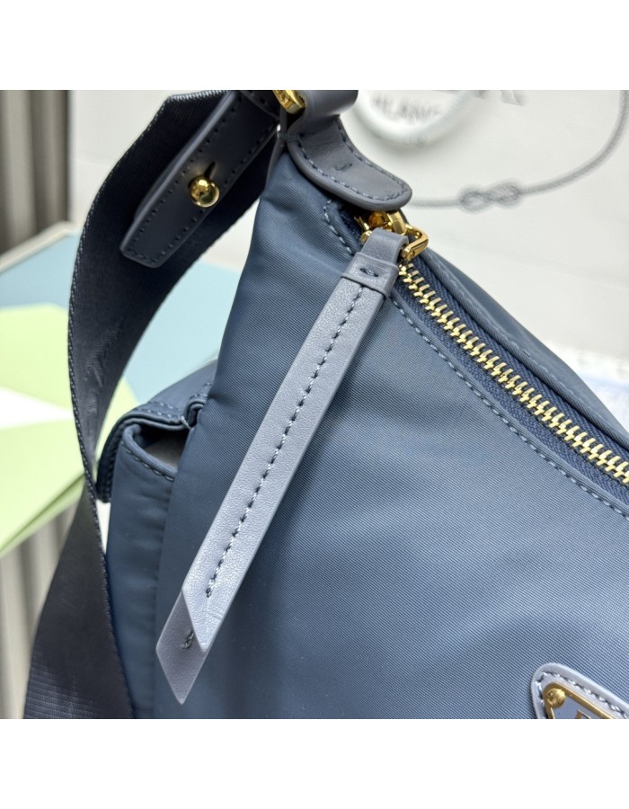 Borsa Prada Explore large in Re-Nylon e pelle PRADA