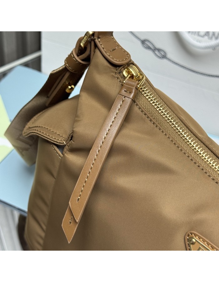 Borsa Prada Explore large in Re-Nylon e pelle PRADA