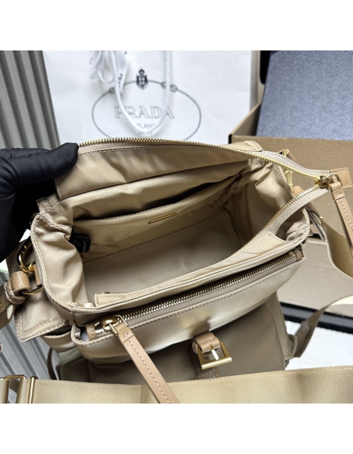Borsa Prada Explore medium in Re-Nylon con pattina PRADA