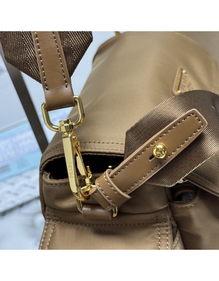 Borsa Prada Explore medium in Re-Nylon con pattina PRADA