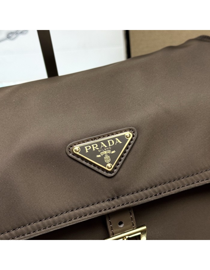 Borsa Prada Explore medium in Re-Nylon con pattina PRADA
