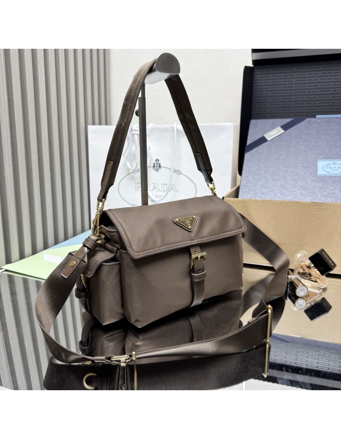 Borsa Prada Explore medium in Re-Nylon con pattina PRADA