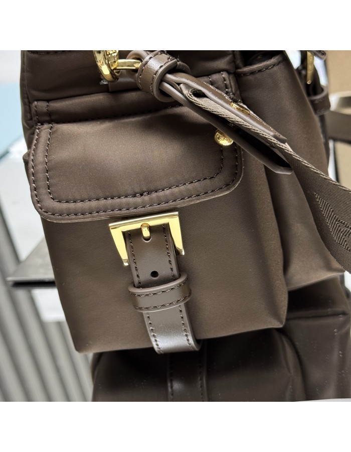 Borsa Prada Explore medium in Re-Nylon con pattina PRADA