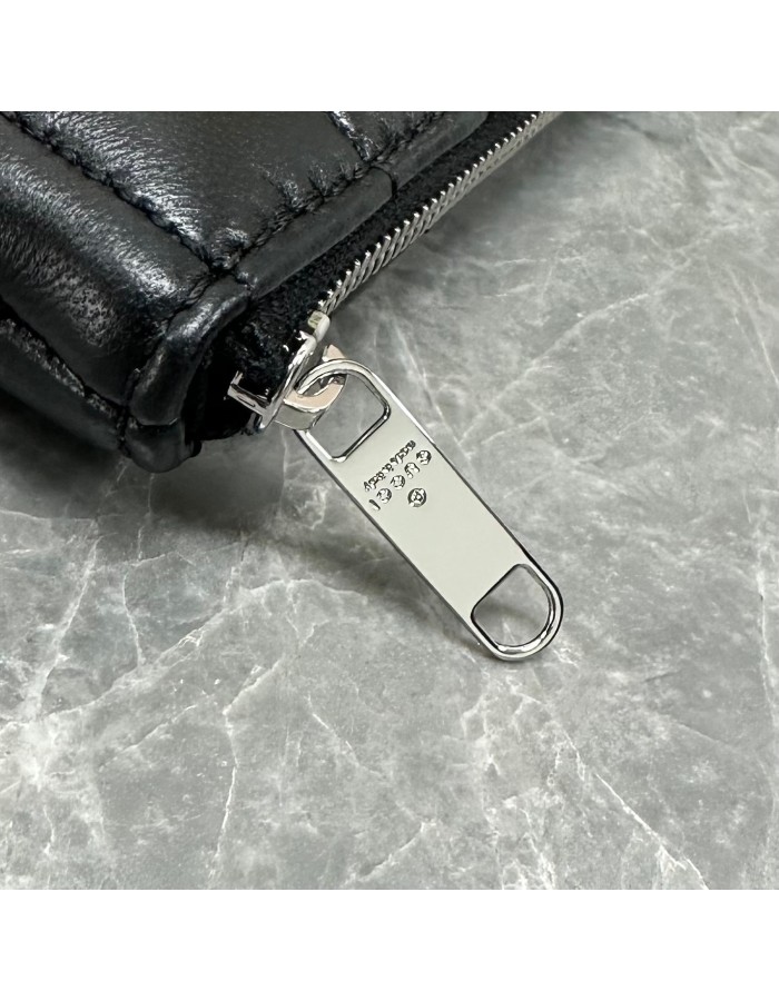 Pouch GG Marmont con cinturino GUCCI