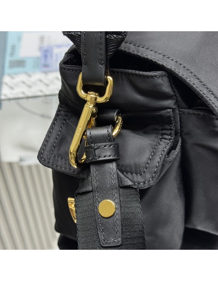 Borsa Prada Explore medium in Re-Nylon con pattina PRADA