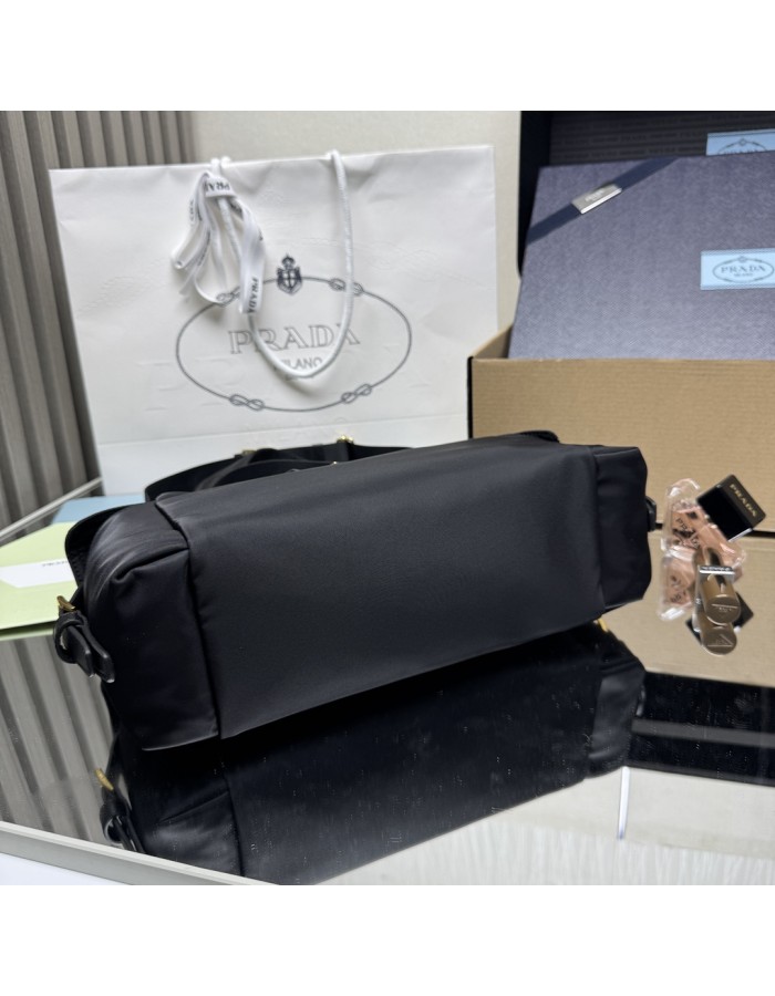Borsa Prada Explore large in Re-Nylon e pelle PRADA