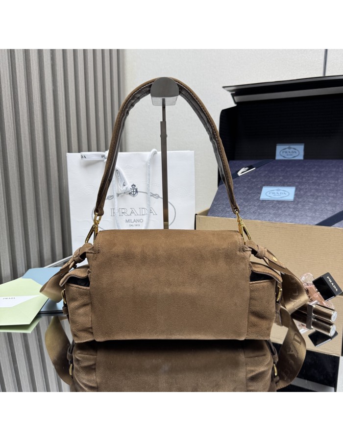 Borsa a spalla Prada Explore medium in pelle scamosciata PRADA