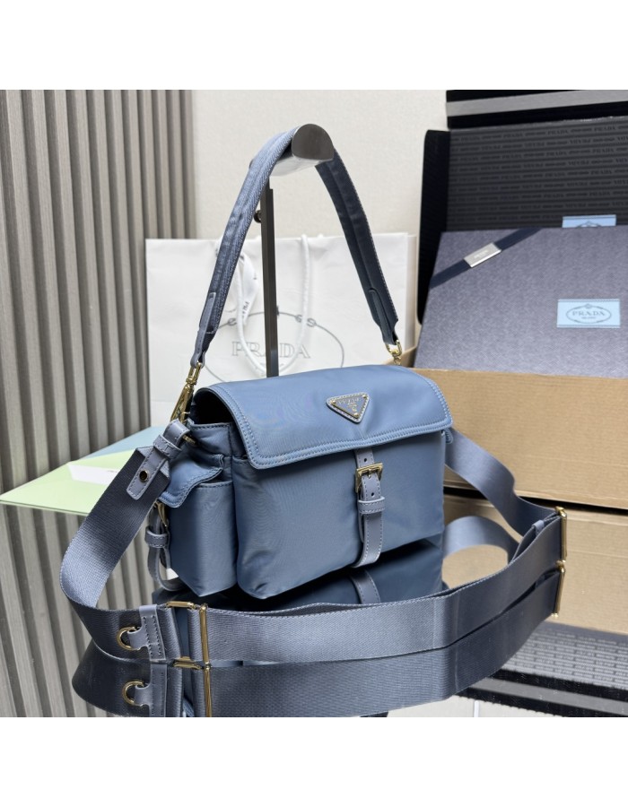 Borsa Prada Explore medium in Re-Nylon con pattina PRADA