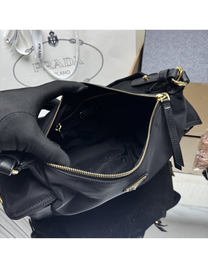 Borsa Prada Explore large in Re-Nylon e pelle PRADA