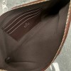 Pouch GG Marmont con cinturino GUCCI