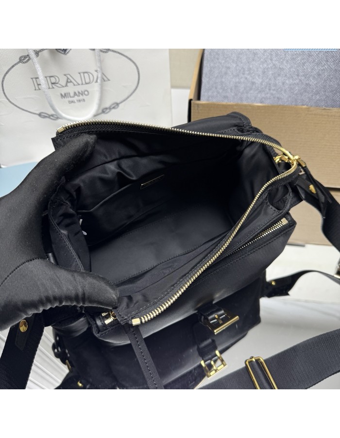 Borsa Prada Explore medium in Re-Nylon con pattina PRADA