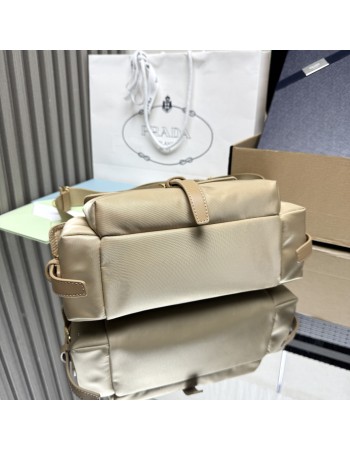 Borsa Prada Explore medium in Re-Nylon con pattina PRADA