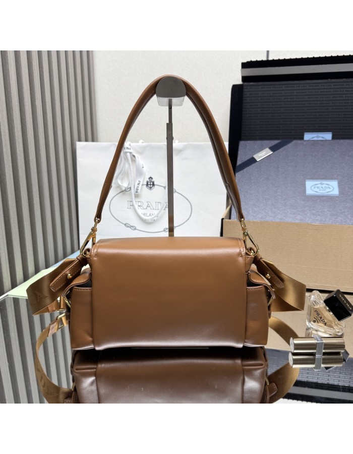 Borsa Prada Explore medium in nappa con pattina PRADA