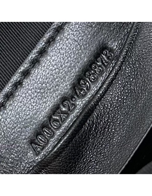 Pouch GG Marmont con cinturino GUCCI