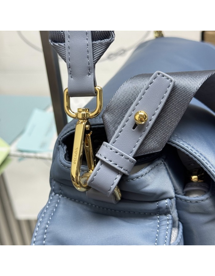 Borsa Prada Explore medium in Re-Nylon con pattina PRADA