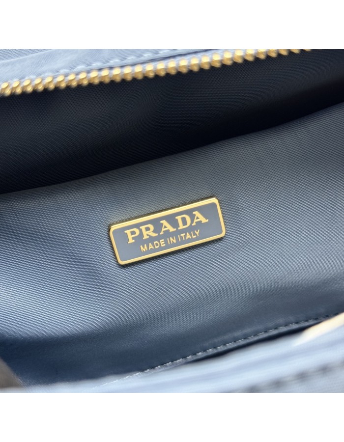Borsa Prada Explore medium in Re-Nylon con pattina PRADA