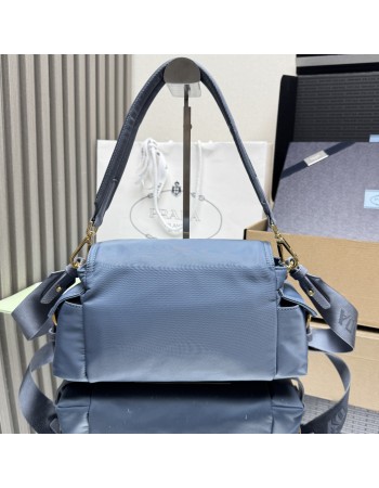 Borsa Prada Explore medium in Re-Nylon con pattina PRADA