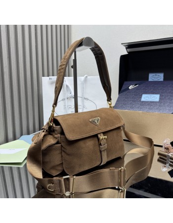 Borsa a spalla Prada Explore medium in pelle scamosciata PRADA