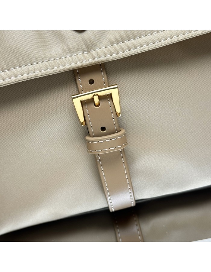 Borsa Prada Explore medium in Re-Nylon con pattina PRADA