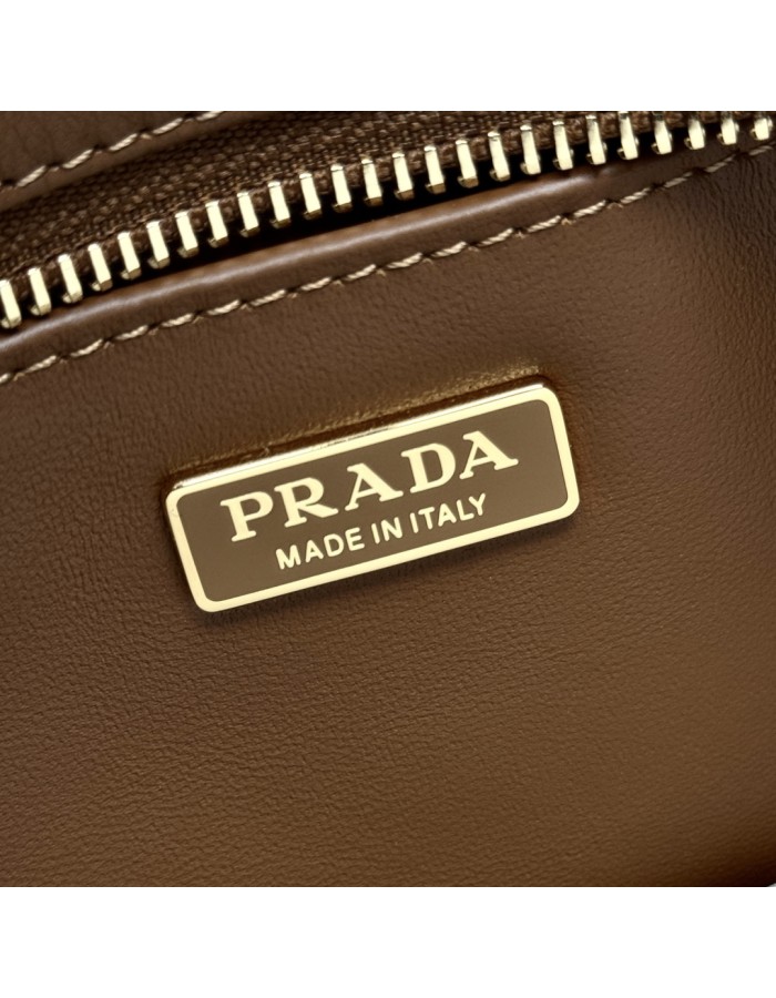 Borsa Prada Explore medium in nappa con pattina PRADA