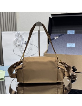Borsa Prada Explore medium in Re-Nylon con pattina PRADA