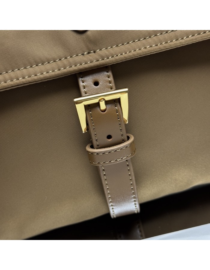 Borsa Prada Explore medium in Re-Nylon con pattina PRADA