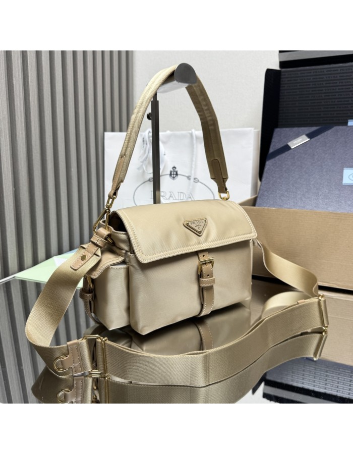 Borsa Prada Explore medium in Re-Nylon con pattina PRADA