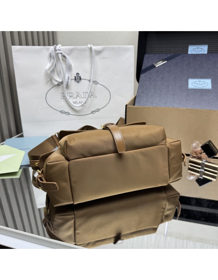Borsa Prada Explore medium in Re-Nylon con pattina PRADA