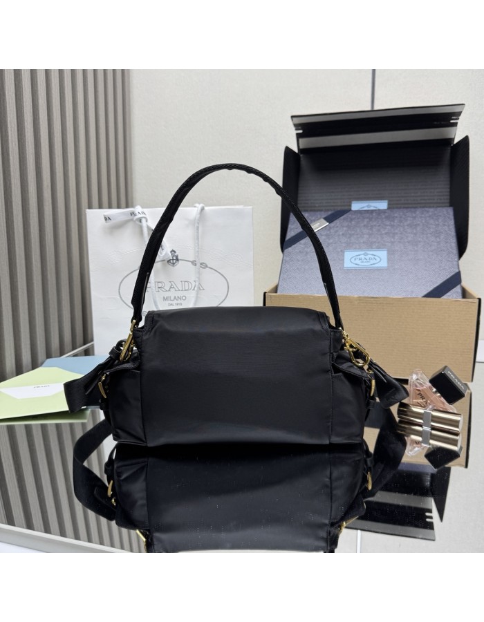 Borsa Prada Explore medium in Re-Nylon con pattina PRADA