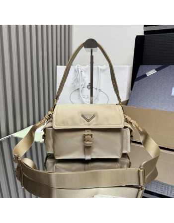 Borsa Prada Explore medium in Re-Nylon con pattina PRADA