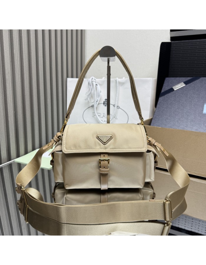 Borsa Prada Explore medium in Re-Nylon con pattina PRADA
