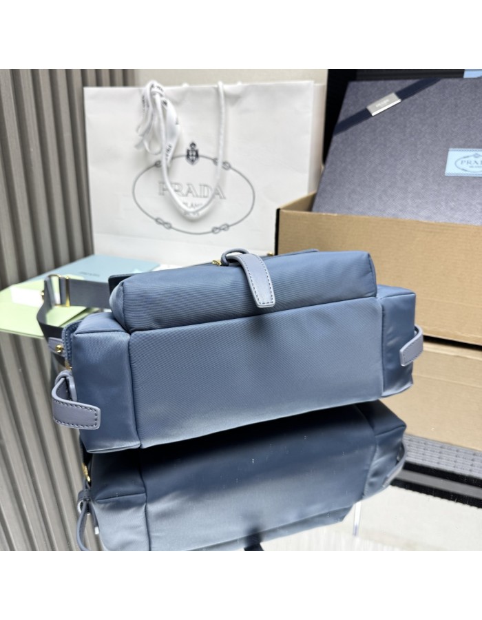 Borsa Prada Explore medium in Re-Nylon con pattina PRADA