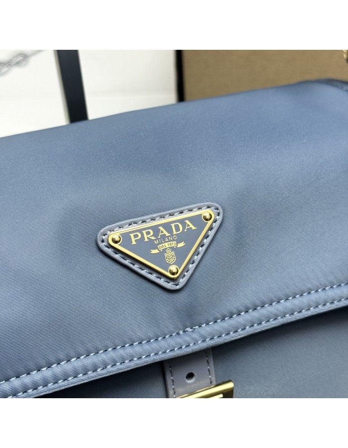 Borsa Prada Explore medium in Re-Nylon con pattina PRADA